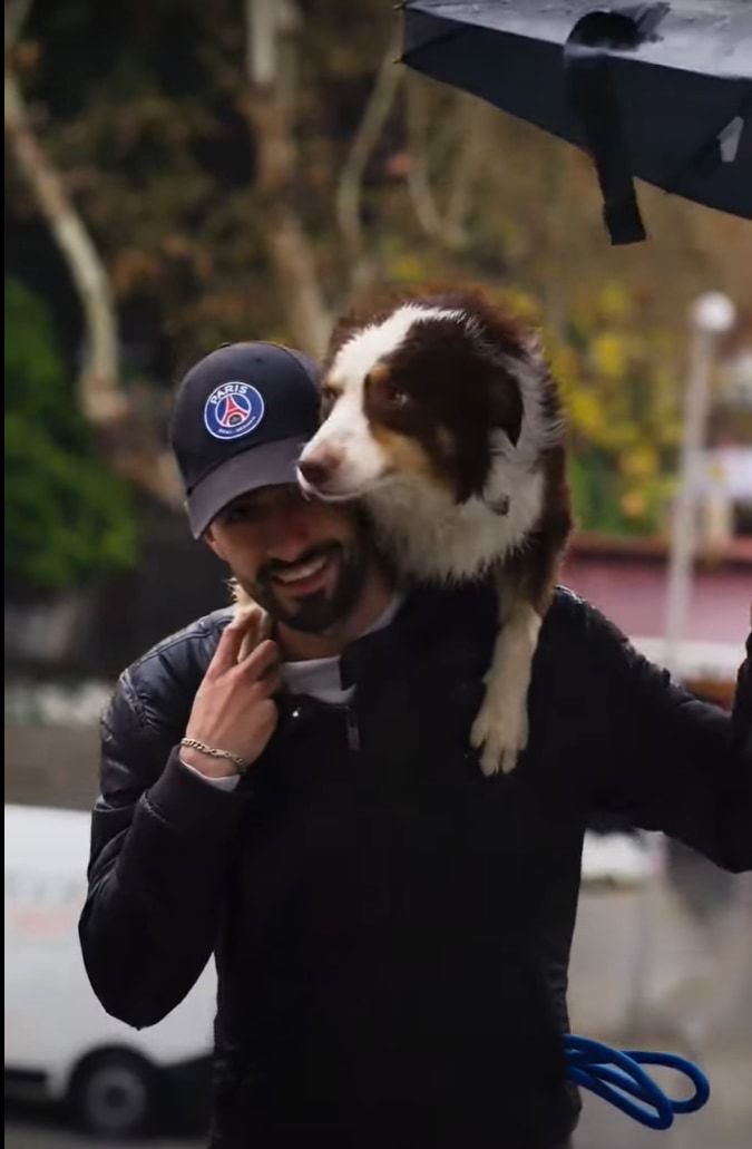 「雨が怖い！」そんな愛犬が濡れないようにと、飼い主さんは大きな体をおんぶしてあげ、自分が濡れるのも構わず傘を傾けてあげていました