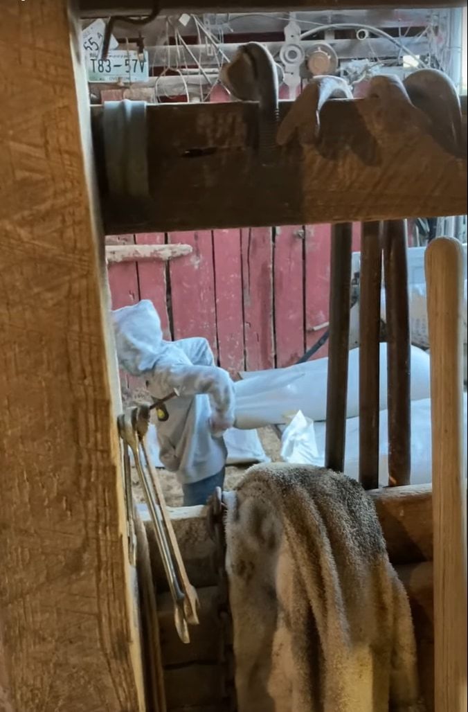 お父さんのお手伝いをする男の子。トラックから重い飼料をなんとかしておろそうとする根気強い姿