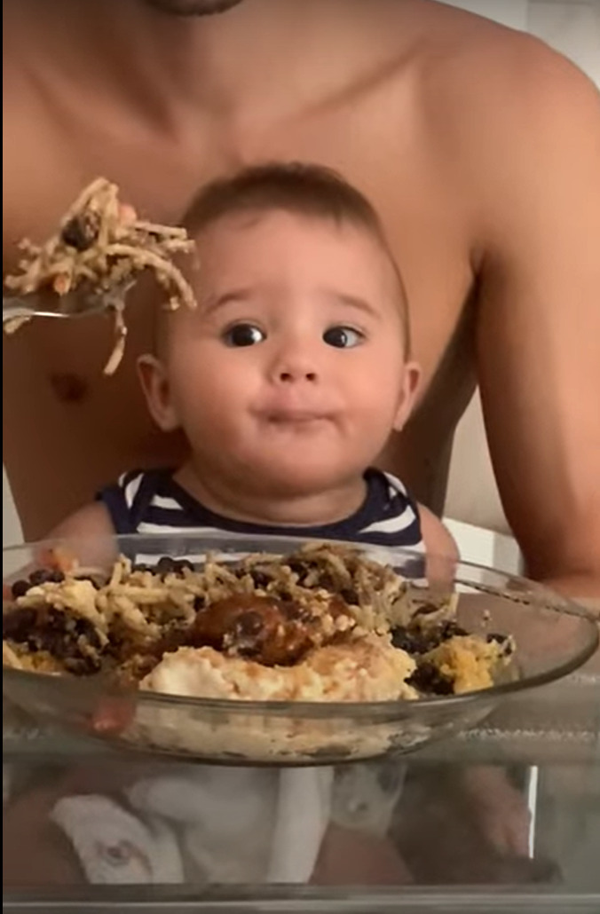 パパのごはんが気になって仕方がない赤ちゃん。パパが目をそらした隙に、とんでもなく大胆な行動に出ました!!【海外・動画】