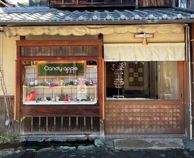【京都・清水で初のりんご飴専門店】東京やディズニリゾートで行列の「代官⼭Candy apple」が2023年4月1日(土)関西エリア1号店となる清水二寧坂店をグランドオープン!