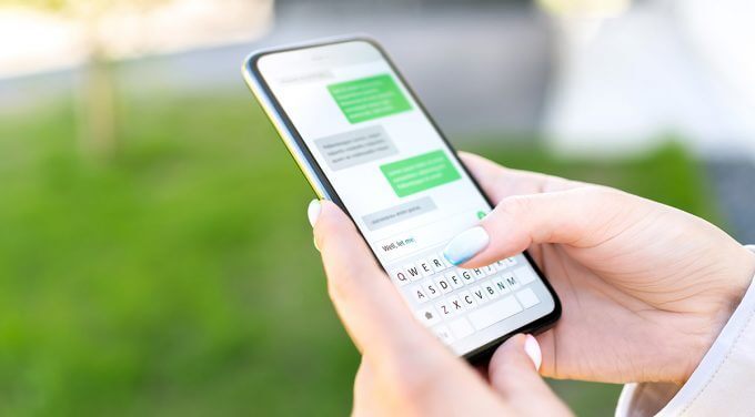 LINEを装う「記念ギフトを獲得できる」に注意！ 受け取った時の対処法は？