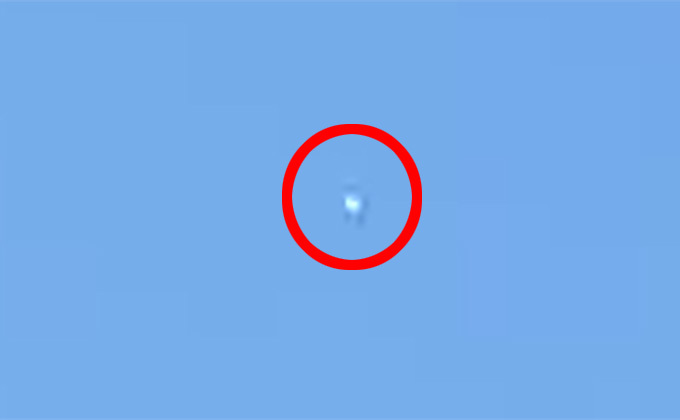 バグった動きのUFOが撮影される! 消失と再出現を繰り返し、撮影者にフラッシュを照射?=米