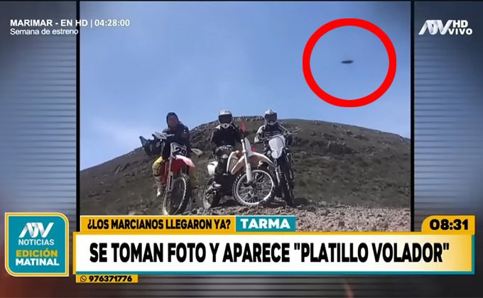 集合写真にUFOが写り込む! ペルーで全国ニュースに