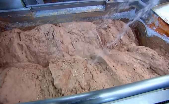 ホットドッグ工場の衝撃的内部映像! 嫌悪感よりも食欲が勝る人が続出、称賛の声も「肉を無駄にしない天才的発想」