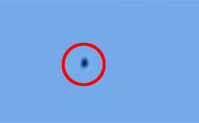 バグった動きのUFOが撮影される! 消失と再出現を繰り返し、撮影者にフラッシュを照射?=米