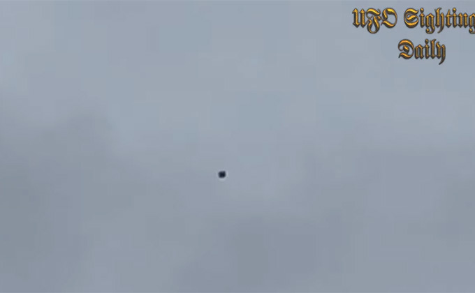 米上空に「キューブ型UFO」が出現! 軍用機の後を追うように現れ… 目撃者多数