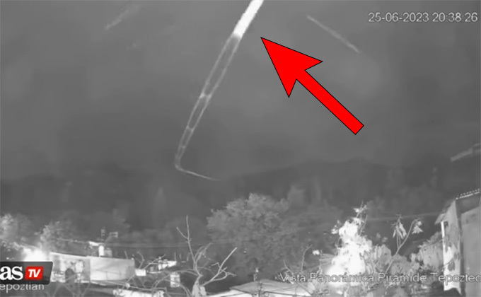 古代ピラミッドに空飛ぶ「光る柱」が出現! 奇妙なUFOを村民が目撃=メキシコ