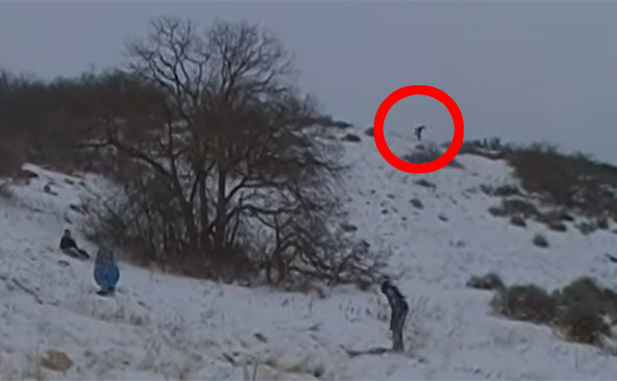 ホームビデオに「飛び跳ねるビッグフット」が映り込む! 子供たちの誘拐を画策か…?