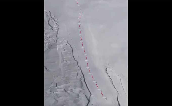 雪山を高速移動する「ビッグフット」の撮影に成功か 謎の足跡を発見、信ぴょう性高まる