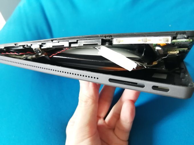 Amazonで購入した格安タブレット「バッテリーが膨らみ焼いた二枚貝みたいに開いた」ツイートが怖すぎると話題!