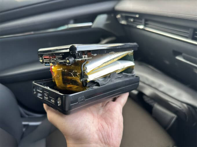 猛暑の車内で膨張し脱皮し始めたモバイルバッテリーの恐怖！　便利な充電器もこの暑さは想定外