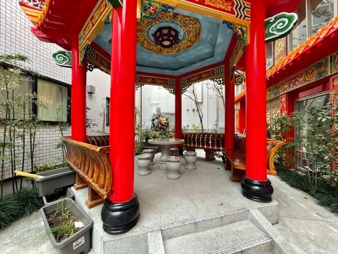 神の啓示で建てられた謎のビル「東京媽祖廟」に潜入=新大久保