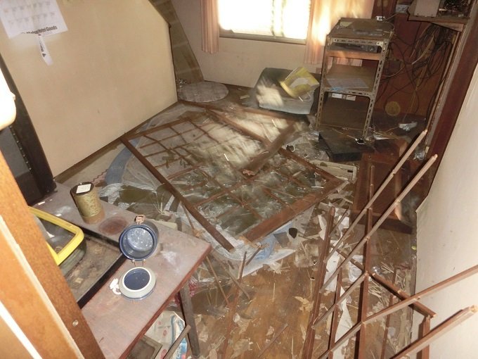 心霊スポットの危険トラップ7! 奈落の底に落下、致命的な細菌感染… 肝試しに行く前に