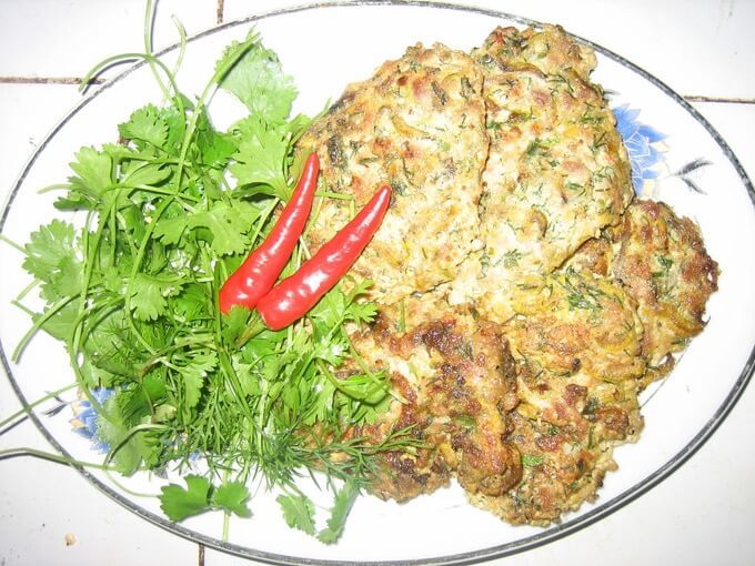 ベトナムのゲテモノ料理チャールイが視覚的に強烈すぎてヤバすぎる!! 大量のゴカイをオムレツに