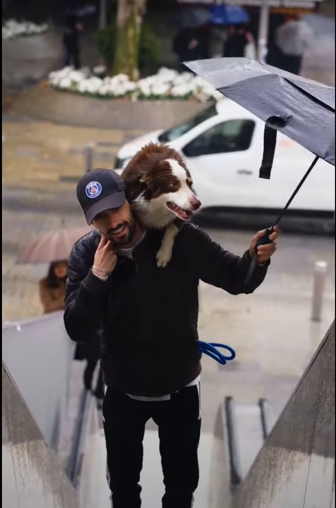 「雨が怖い！」そんな愛犬が濡れないようにと、飼い主さんは大きな体をおんぶしてあげ、自分が濡れるのも構わず傘を傾けてあげていました