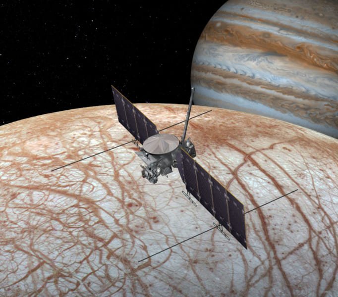 木星の衛星「エウロパ」は暗闇でも輝く!?