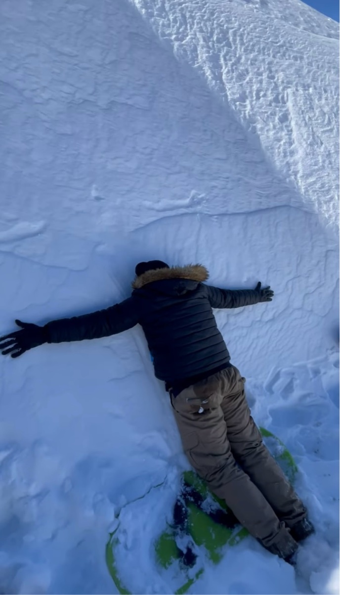 雪の壁にダイブ！キレイな人型が作れるかと思ったら・・大きな誤算が！！【海外・動画】