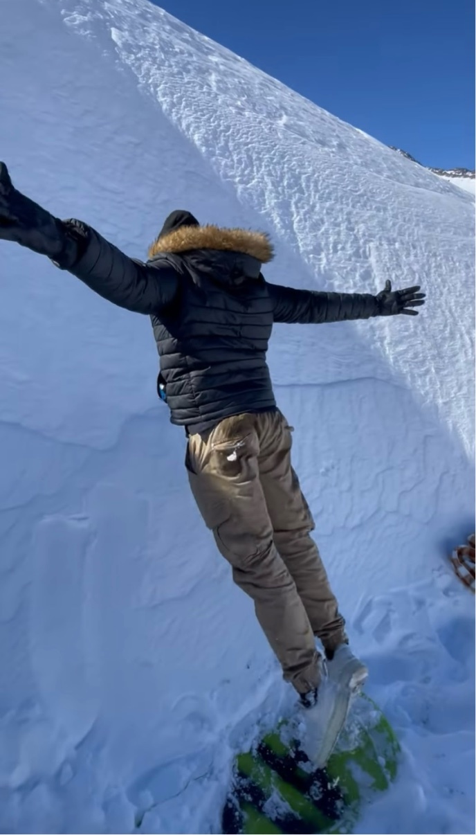 雪の壁にダイブ！キレイな人型が作れるかと思ったら・・大きな誤算が！！【海外・動画】