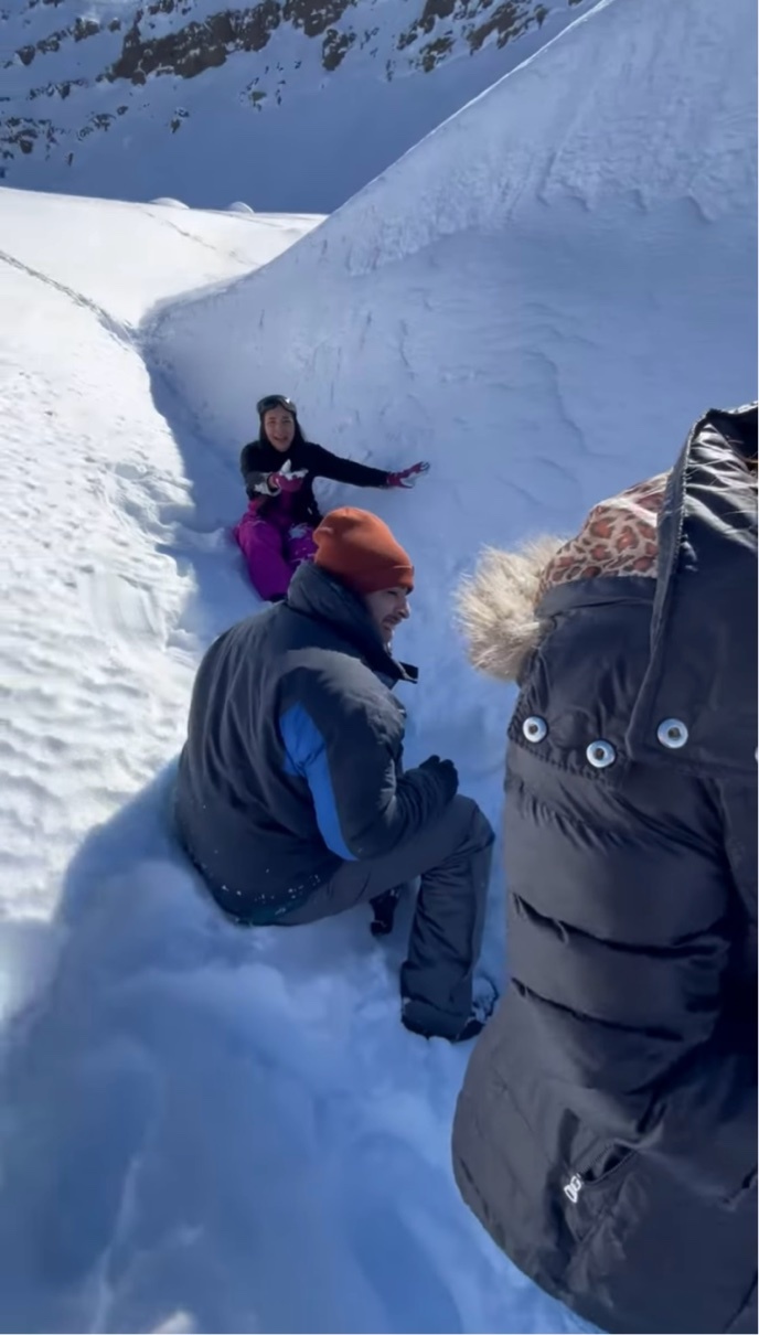 雪の壁にダイブ！キレイな人型が作れるかと思ったら・・大きな誤算が！！【海外・動画】