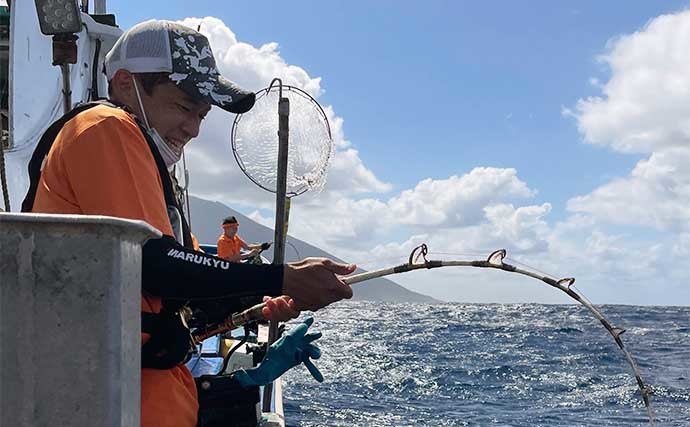 八丈島遠征で20kg頭に良型カンパチ全員安打　アカイカ泳がせで狙い撃ち