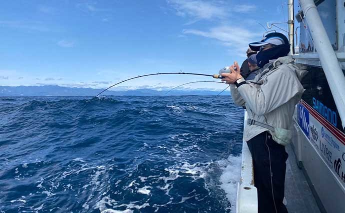 トンジギで小型ながらもビンチョウマグロ手中　海中の潮目を狙い的中