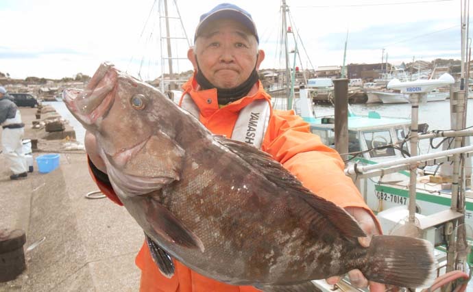 イワシ泳がせ釣りで4kg頭に良型マハタ好捕　好ゲストにヒラメも登場