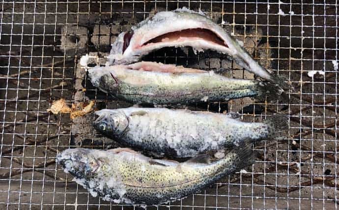 手ぶらOKの「ニジマス釣り体験」を子供と満喫　釣魚の炭火焼きに舌鼓