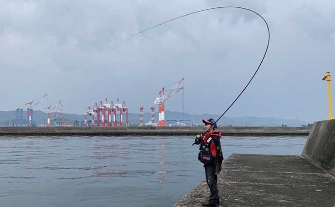 沖堤防フカセ釣りで60cmマダイ連打に45cm級チヌ好捕　ゲストも多彩に