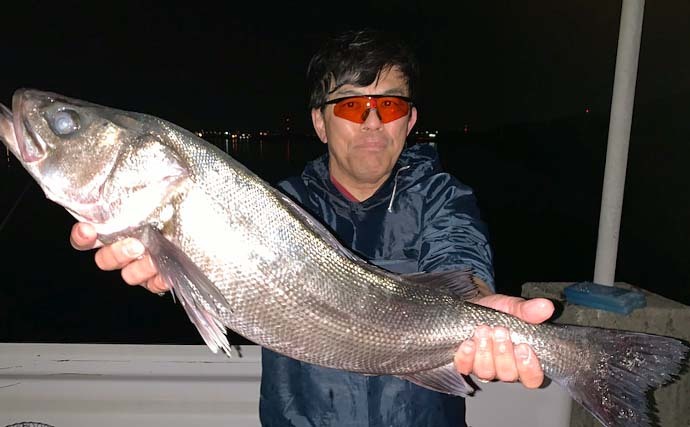 夜波止でのウキ釣りで80cmスズキに49cmクロダイなど大型魚連打