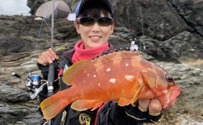 磯フカセ釣りで42cm頭に良型イサキ好捕　アカハタとクロも手中で大満足