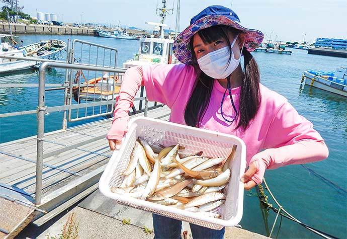 船釣り初挑戦者にキス釣り指南　コツをつかんで47匹【すずえい丸】