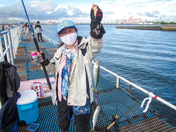 海釣り公園でファミリーフィッシング　サビキ釣りでサバ＆イワシ手中