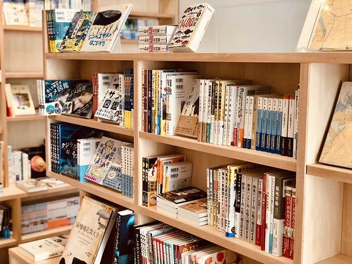 全国初の魚に特化した本屋『サカナブックス』　まるで「読む水族館」？