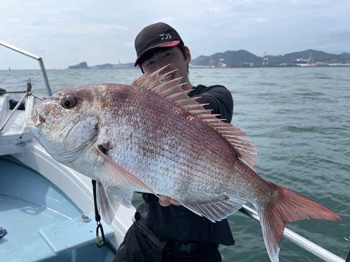 テンヤ釣りで64cm頭にマダイ2ケタ釣果　キャストで漂わせる釣りとは？