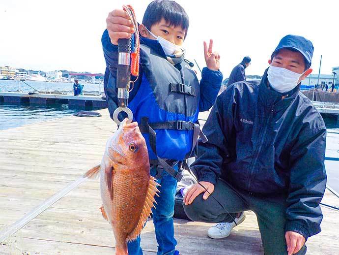 海上釣り堀で5人でマダイ11尾キャッチ　入れ食いの時間帯もあり満喫