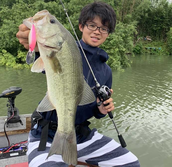 河川でのボートバス釣りで本命と対面　クランクベイトにヒット【愛知】