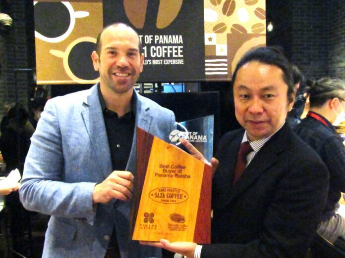 パナマ・ゲイシャコーヒーを45㎏2980万円の過去最高価格で落札　サザコーヒー鈴木太郎社長がパナマ大使から記念トロフィー授与