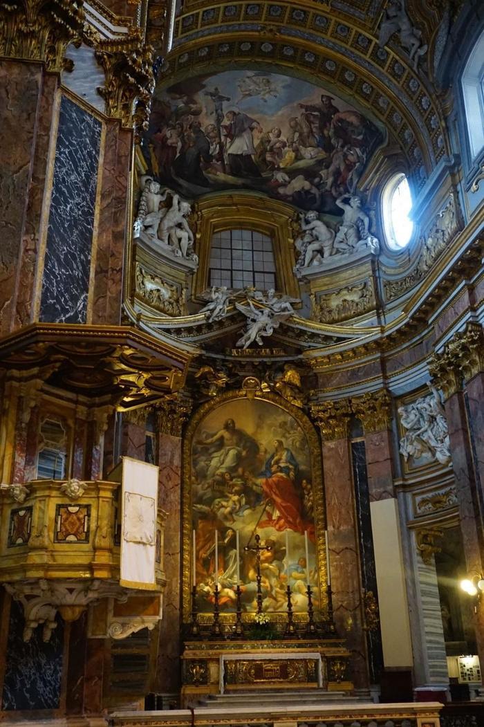 豪華な内装に驚き!ローマ散策中に立ち寄りたいおすすめの教会