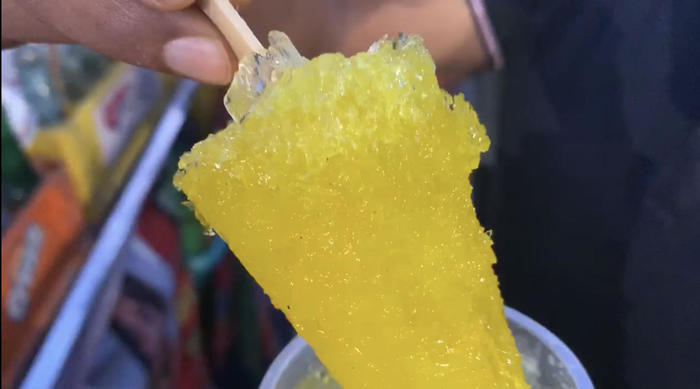 ワイルドなインドのかき氷「チュスキ」はシロップもカラフル