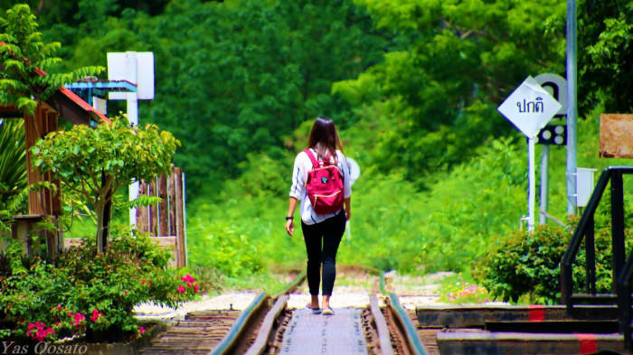 タイ・カンチャナブリで真横を通り過ぎる泰緬鉄道!必見、クウェー川鉄橋