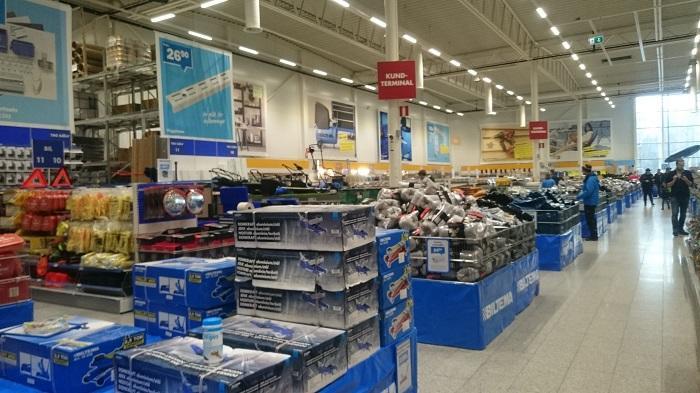 【スウェーデン】車用部品から文房具まで!カフェも満喫出来る大型ホームセンター