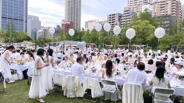 このお洒落さはまさに神戸！街中で「ホワイトディナー」の素敵な夜