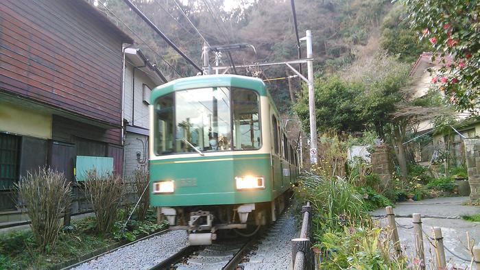 目の前にひろがる海とレトロ電車！鎌倉絶景さんぽ