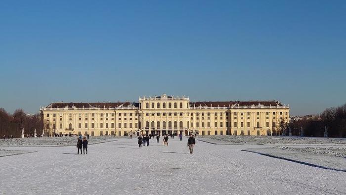世界遺産をのんびりお散歩。雪のシェーンブルン宮殿を満喫しよう！
