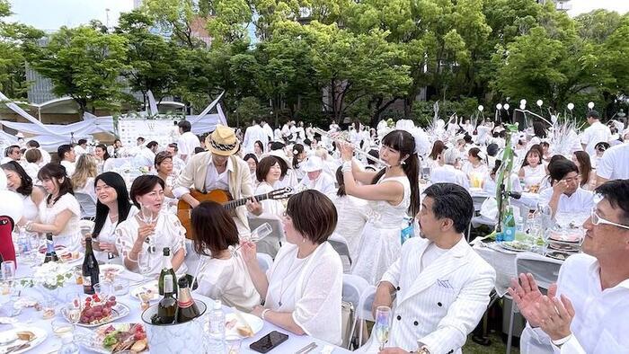 このお洒落さはまさに神戸！街中で「ホワイトディナー」の素敵な夜