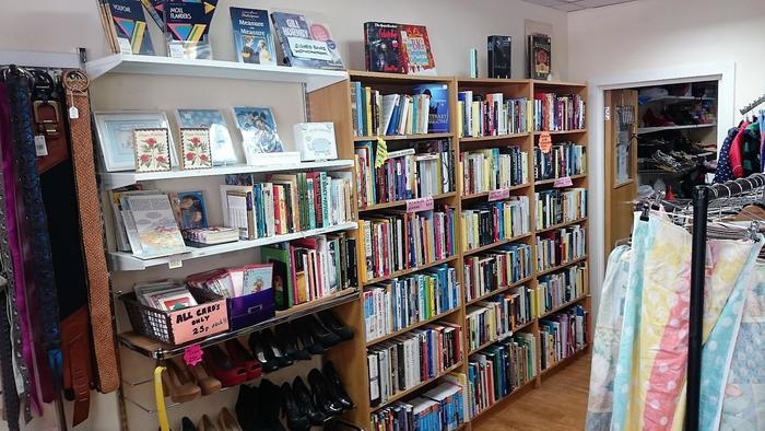 意外なお宝ゲット?イギリスのチャリティーショップに行ってみよう!