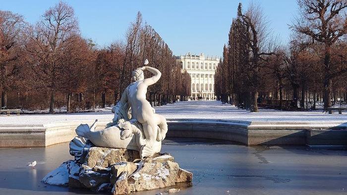 世界遺産をのんびりお散歩。雪のシェーンブルン宮殿を満喫しよう！