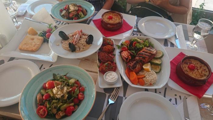 エーゲ海サントリーニ島で私が一番好きなレストランのギリシャ料理！
