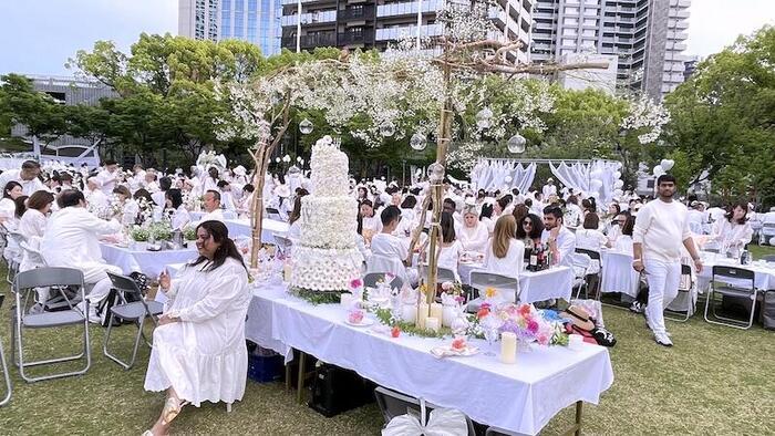 このお洒落さはまさに神戸！街中で「ホワイトディナー」の素敵な夜