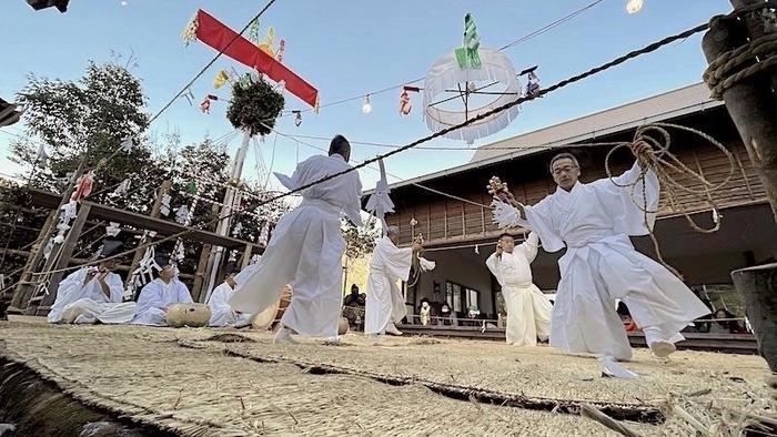 「神様が鏡を投げ入れた村」で夜神楽！ その神秘の裏側にみた世界